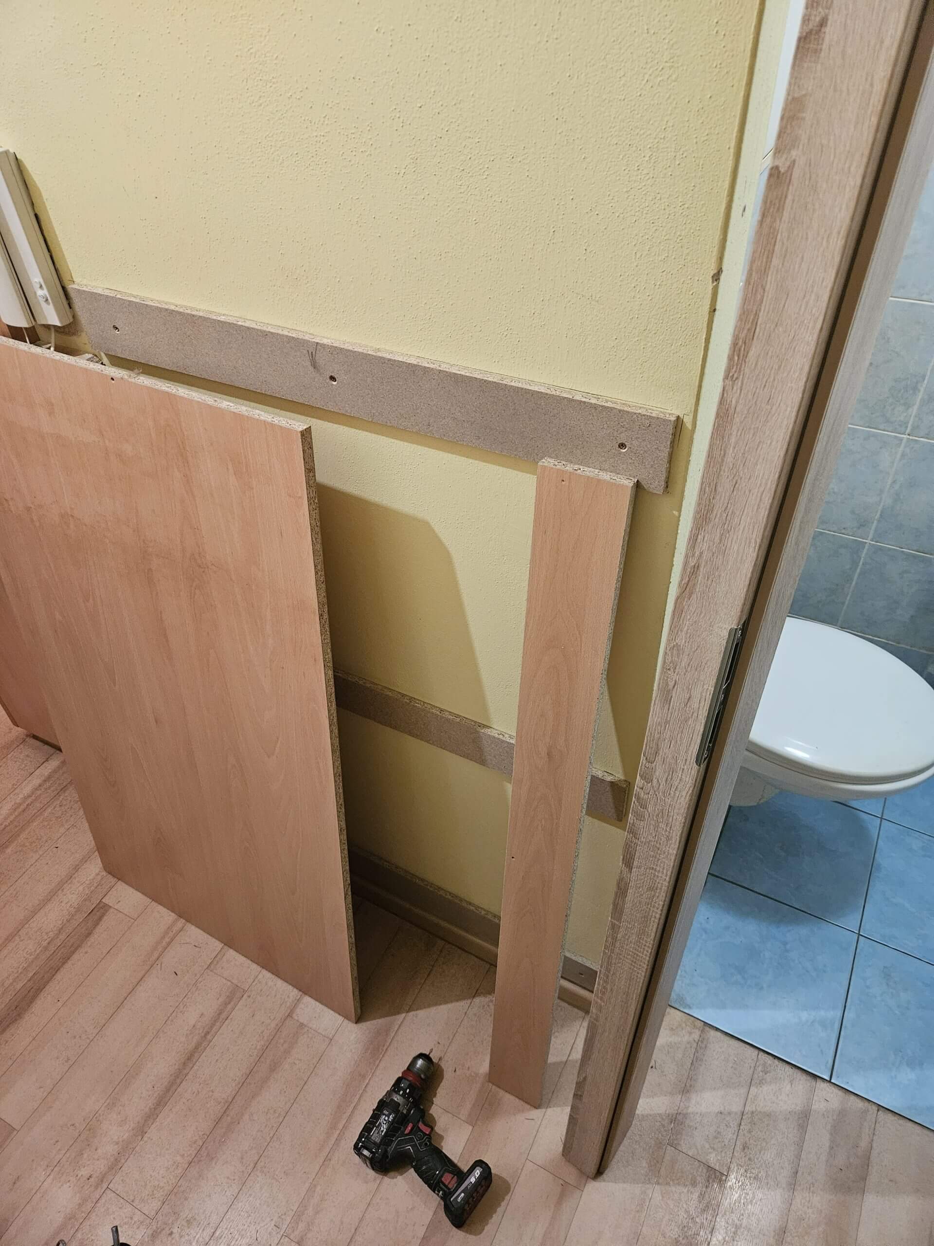 Dřevěný obklad jsme upravili